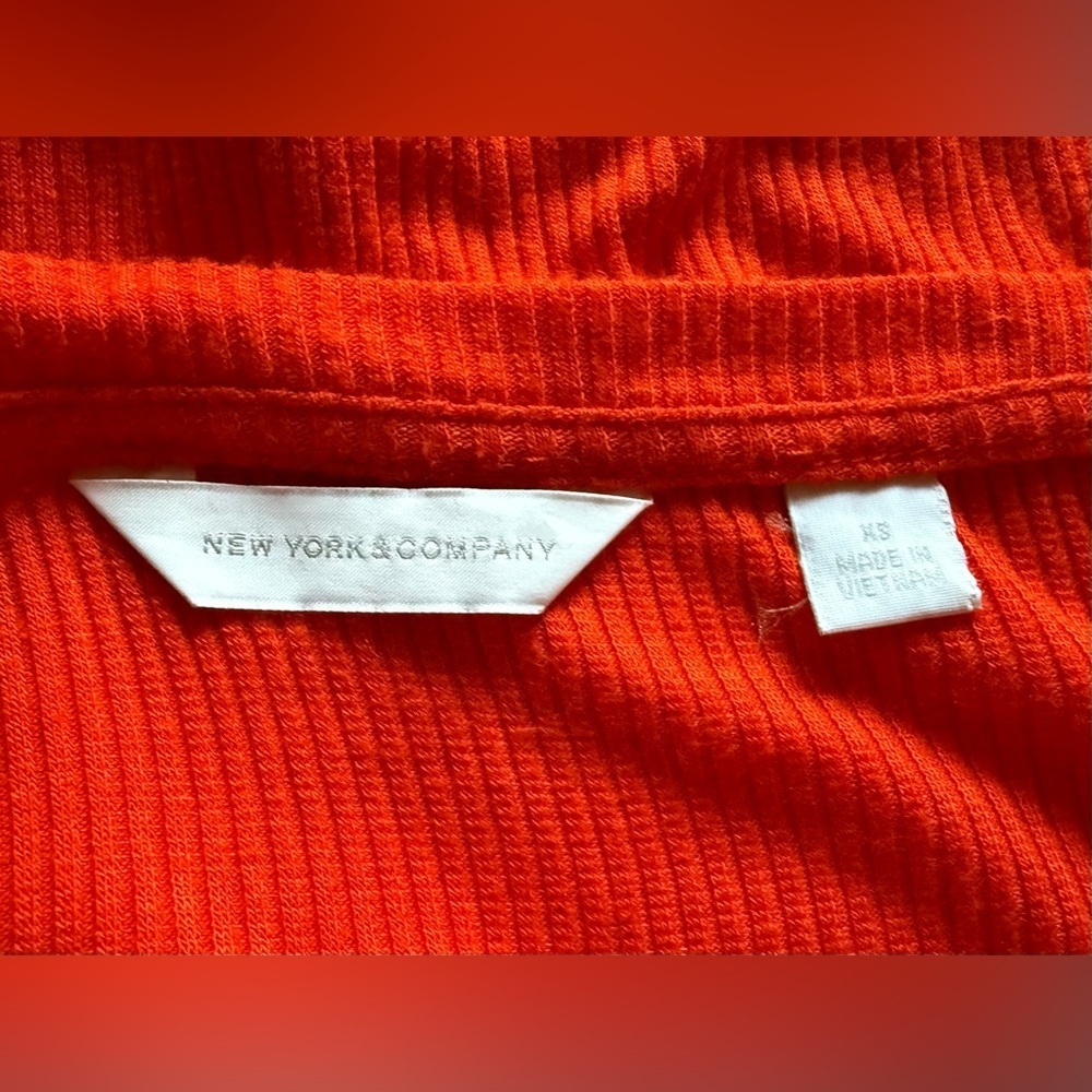 โจ New York & Company Ribbed Tee โ Orange | XS โจ - Picture 3 of 3